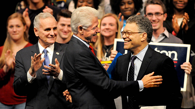 תמיד פופולרי. קלינטון עם הסנאטור הדמוקרטי אל פרנקן (מימין) ומושל מינסוטה מרק דייטון באוניברסיטת מינסוטה (צילום: AP) (צילום: AP)