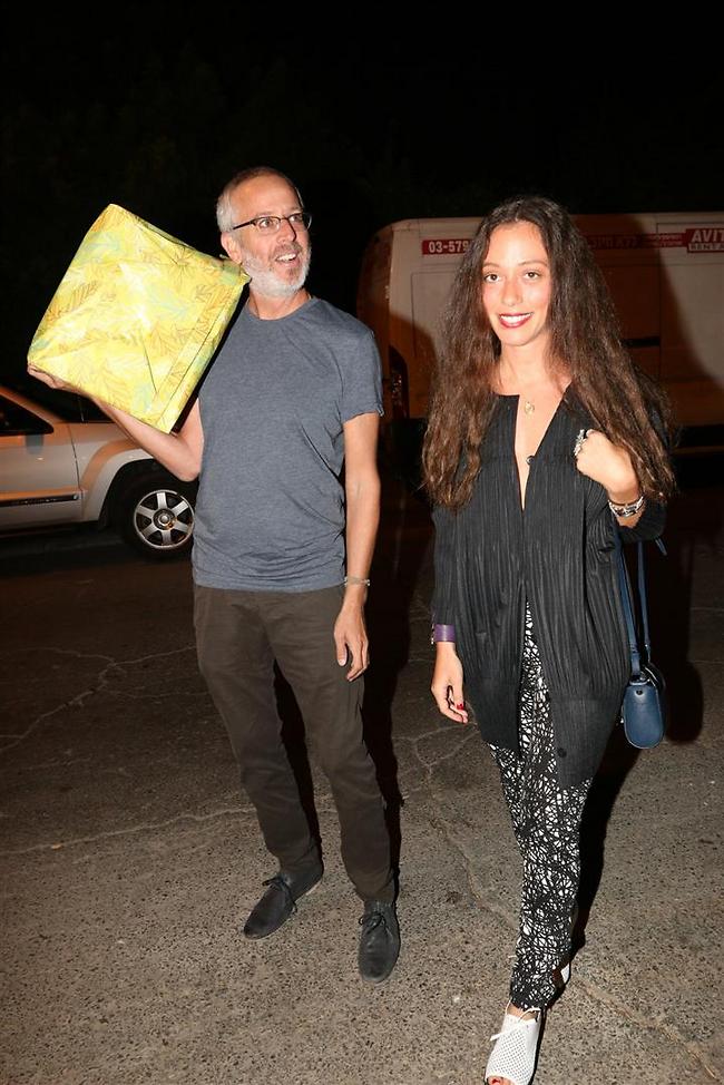 אורי גוטליב בוחר להביא מתנה במקום צ'ק (צילום: ענת מוסברג)