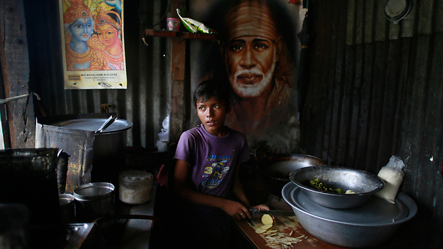 ארווינד, בן 11, עובד בדוכן למכירת תה בגוואטי (צילום: AP) (צילום: AP)