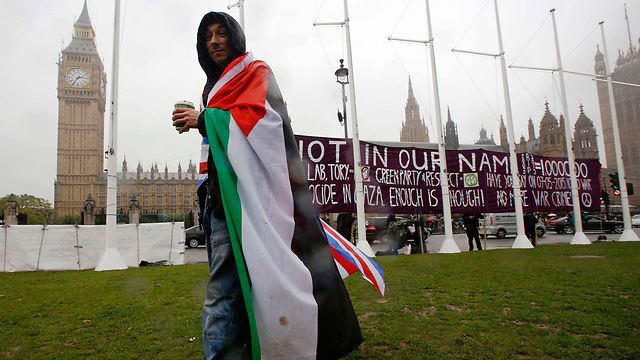 עם דגל פלסטיני, לפני הניצחון בפרלמנט (צילום: רויטרס) (צילום: רויטרס)