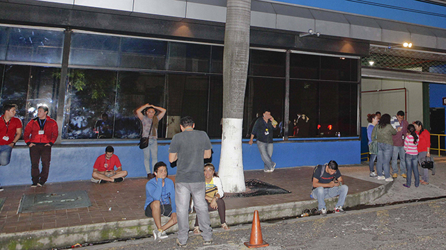 עובדים יצאו לרחובות מחשש לקריסת מבנים. סן סלבדור (צילום: EPA) (צילום: EPA)