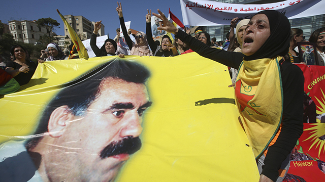 תומכי המחתרת הכורדית מפגינים נגד טורקיה בביירות, לבנון (צילום: AP) (צילום: AP)