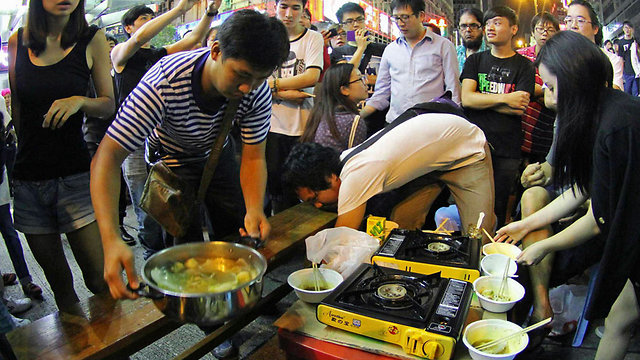 אוכל ופינג פונג להמונים (צילום: AP) (צילום: AP)