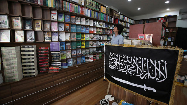 Islamic State flag in a Turkish book store in Istanbul (Photo: AP)