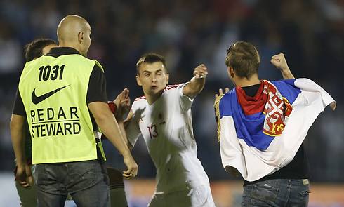 המהומה במשחק בין סרביה לאלבניה (צילום: EPA) (צילום: EPA)