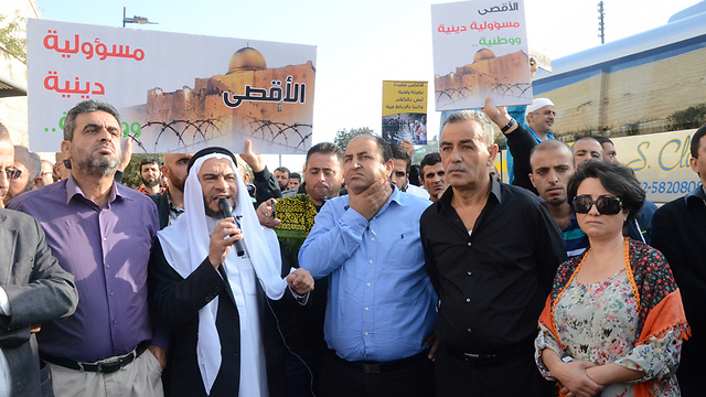 Arab MKs leading protest outside Temple Mount (Photo: Mohammed Sinawi)