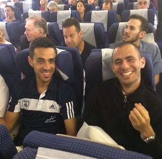 מי אמר שהם בכסאח? ורמוט וזהבי בטיסה חזרה לישראל (צילום: נדב צנציפר)
