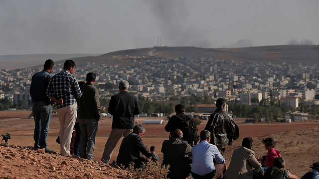 מסתכלים על הקרבות בגבול טורקיה-סוריה (צילום: AP) (צילום: AP)