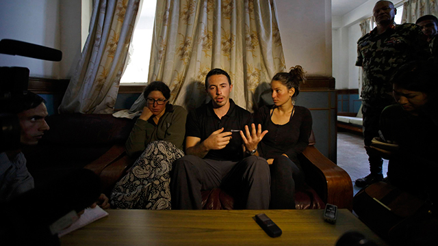 מאיה אורה (מימין) יחד עם שני פצועים ישראלים (צילום: רויטרס) (צילום: רויטרס)