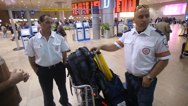 Magen David Adom officials at Ben Gurion Airport (Photo: Motti Kimchi) (Photo: Motti Kimchi)