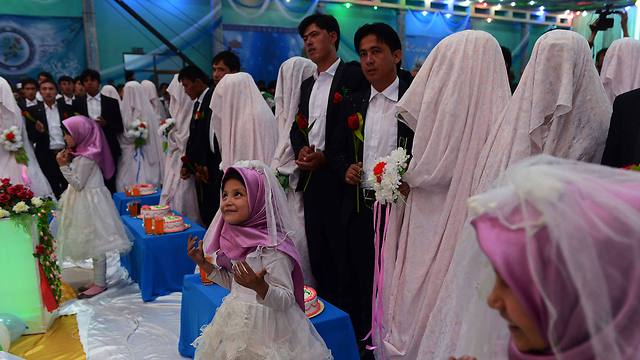 "מאה זוגות, כולם ממשפחות עניות" (צילום: AFP) (צילום: AFP)