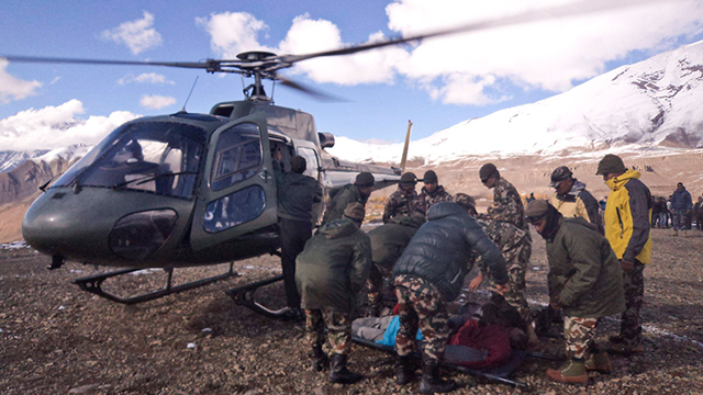 Nepal army evacuates injured (Photo: EPA)