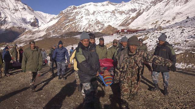 Nepal army evacuates injured (Photo: Reuters)