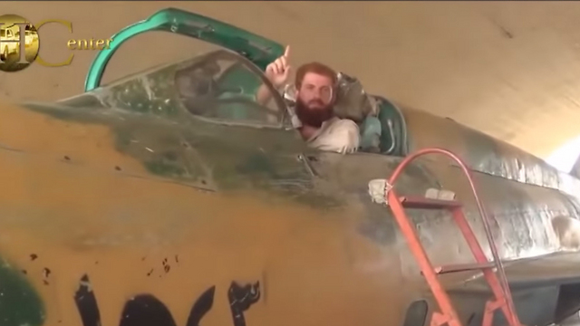 אומנו על ידי טייסים ממשטרו של סדאם חוסיין. איש דאעש בתוך מיג 21 ()