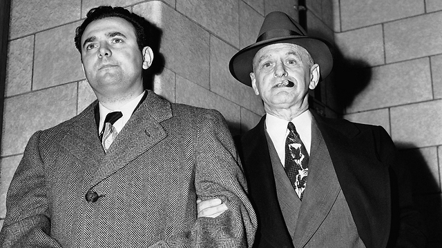 David Greenglass (left) is led into Federal Courthouse in New York by US Deputy Marshall Eugene Fitzgerald (right) for sentencing as an atom spy (Photo: AP)
