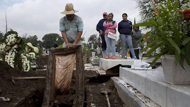 הרשויות במכסיקו החלו להכריח משפחות של נפטרים להעביר אותם לקבורה בקומות לאחר כמה שנים (צילום: AP) (צילום: AP)