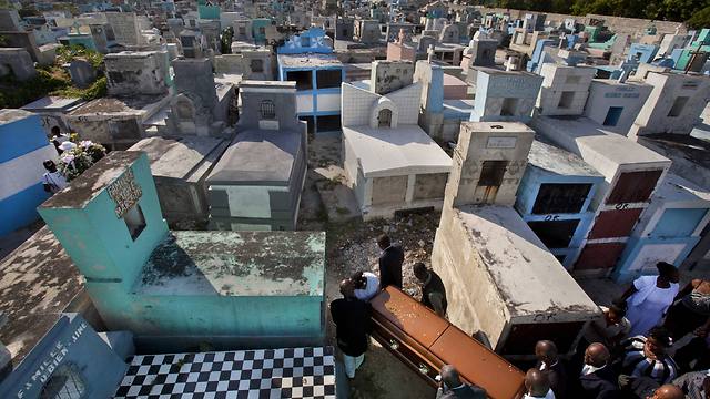 בבית הקברות "פורט או פרינס" שבהאיטי הונהגה קבורה משפחתית בהפרדת מחיצות בטון מעל פני האדמה (צילום: AP) (צילום: AP)