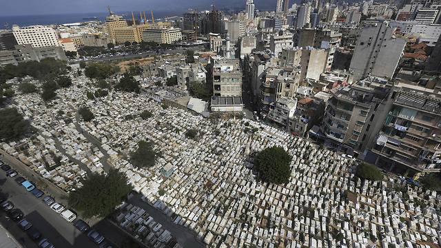 בית קברות סוני בלב ליבה של ביירות (צילום: AP) (צילום: AP)