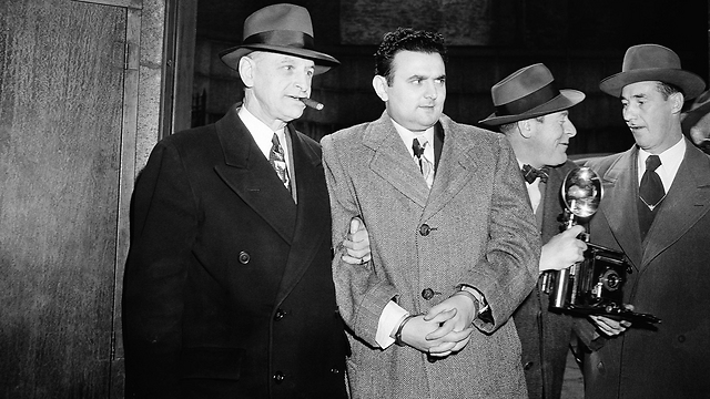 David Greenglass (center) is led into Federal Courthouse in New York by US Deputy Marshall Eugene Fitzgerald (left) for sentencing as an atom spy (Photo: AP)