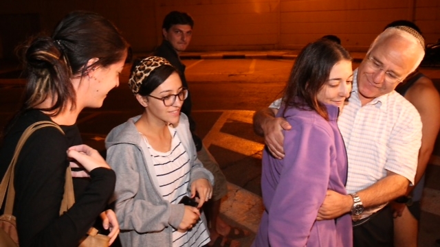 Shira Lasri greeted by family (Photo: Motti Kimchi)