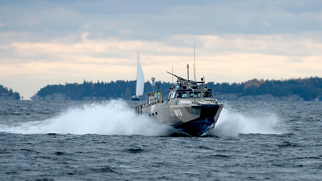 כוחות גדולים נשלחו לים. ספינת קרב של הצי השבדי בארכיפלג של סטוקהולם (צילום: AP) (צילום: AP)