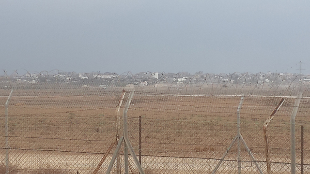 The Gaza border fence - a view to the homes of eastern Gaza city (Photo: Roee Idan)