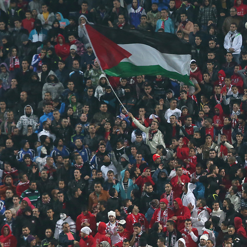 דגל פלסטין ביציע אוהדי סכנין (צילום: אורן אהרוני) (צילום: אורן אהרוני)