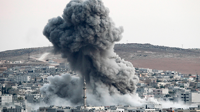 הפצצה נגד דאעש בקובאני שבסוריה, בסמוך לגבול טורקיה (צילום: gettyimages) (צילום: gettyimages)