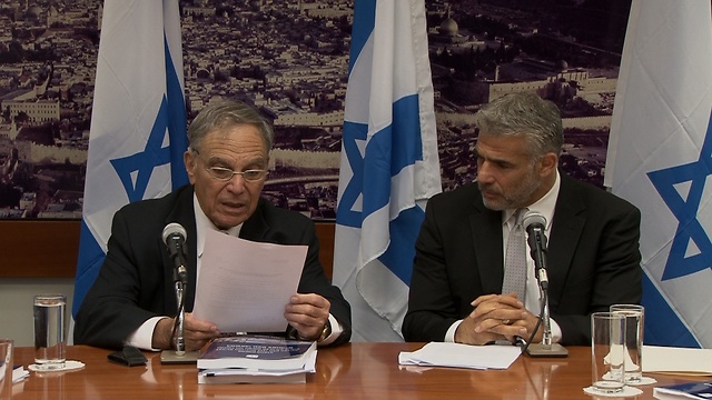 Prof. Eytan Sheshinski with Finance Minister Yair Lapid (Photo: Eli Mendelbaum)