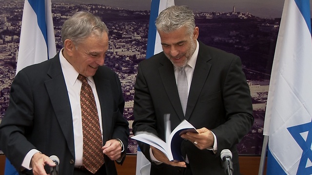 Ex-Finance Minister Lapid with Prof. Sheshinski (Photo: Eli Mendelbaum)