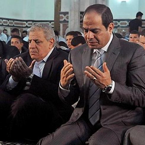  Ibrahim Mehleb (L) praying with Egyptian President Sisi (R) (Photo: AP)