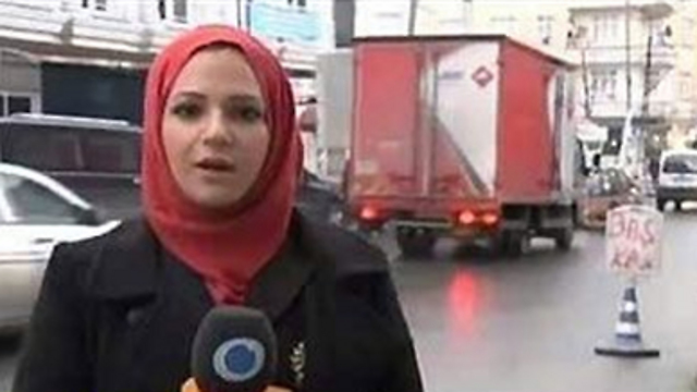 טענה שמשאיות מטורקיה מעבירות סיוע לדאעש. הכתבת של Press TV ()