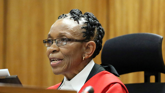 השופטת מקריאה את עונשו של האצן קטוע הרגליים (צילום: AFP) (צילום: AFP)