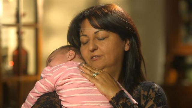 רחל עם אושר התינוקת (צילום: באדיבות ערוץ 10) (צילום: באדיבות ערוץ 10)