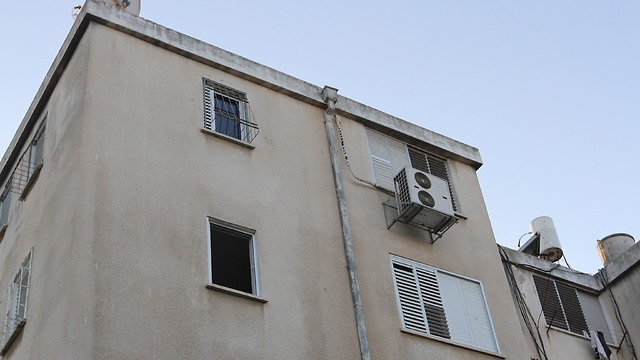 הבניין שבו מתגוררת הילדה. רק בחלון אחד אין סורגים (צילום: עידו ארז) (צילום: עידו ארז)