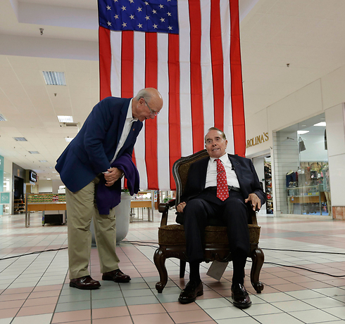 אפילו בוב דול בן ה-91 הוזעק לסייע לרוברטס אף שמתקשה ללכת (צילום: AP) (צילום: AP)