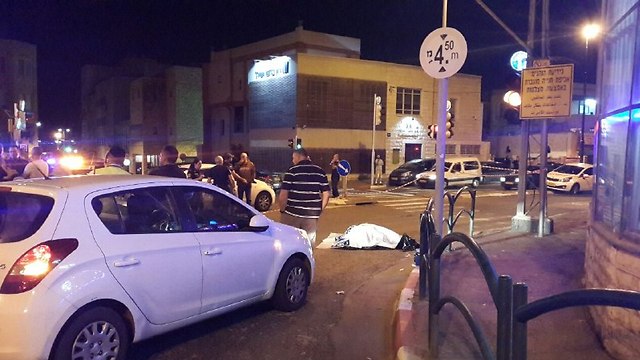 זירת הרצח בחיפה אתמול. מחרום נרצח לעיני בנו (צילום: אחיה ראב"ד) (צילום: אחיה ראב