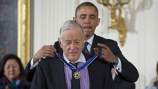 ברדלי מקבל את "מדליית החירות" מהנשיא אובמה (צילום: AP) (צילום: AP)