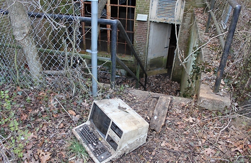 מחשב, גדר ומדרגות לשום מקום (צילום: abandoned playgrounds)