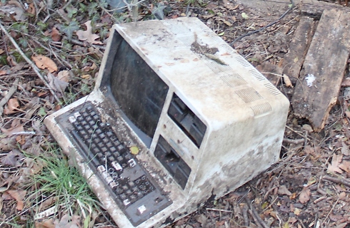 והנה הוא בתקריב: מחשב עזוב מדגם TRS-80 (צילום: abandoned playgrounds)