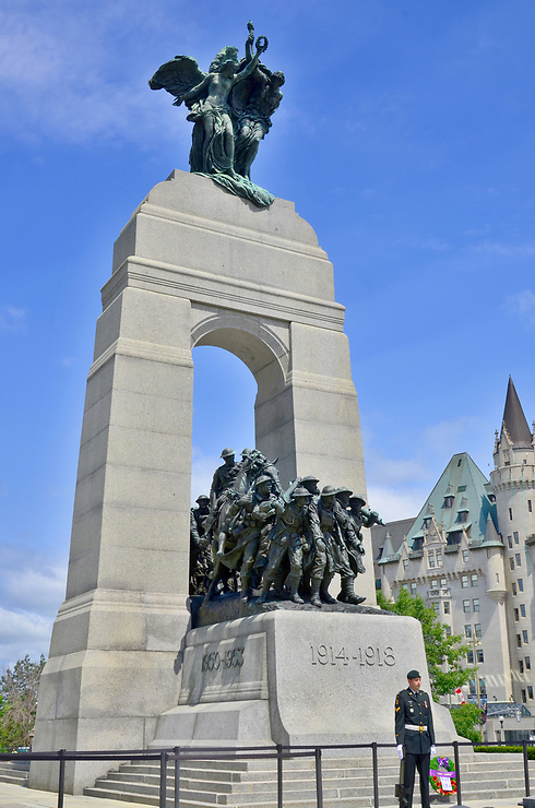 הוקמה ב-1939 לזכר חללי מלחמת העולם ה-1. האנדרטה הלאומית של קנדה, אוטווה (צילום: shutterstock) (צילום: shutterstock)