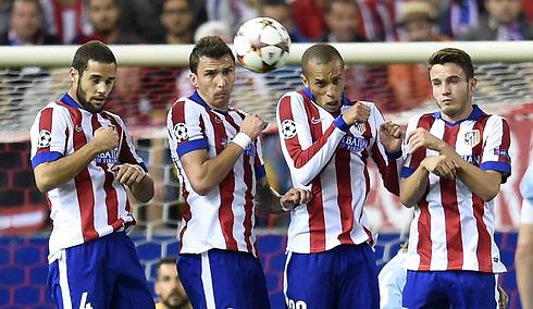 סאול, מיראנדה, מנדז'וקיץ' ומריו סוארס חוששים מהכדור (צילום: AFP) (צילום: AFP)
