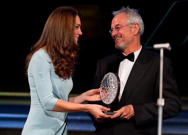 הנסיכה קייט מידלטון מעניקה את הפרס "צלם הטבע לשנת 2014" לצלם מייקל "ניק" ניקולס (צילום:  © NHM, London)