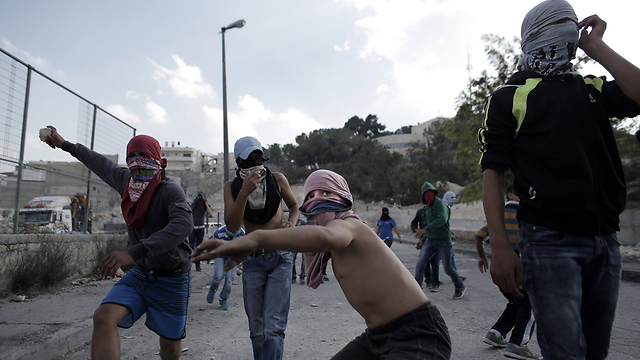 Palestinian stone throwers in Jerusalem (Photo: AFP)