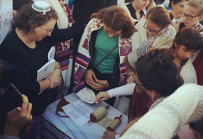 Reading from the tiny Torah scroll (Photo: Women of the Wall) (Photo: Women of the Wall )