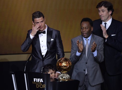 רגע השינוי. רונאלדו עם כדור הזהב (צילום: AFP) (צילום: AFP)
