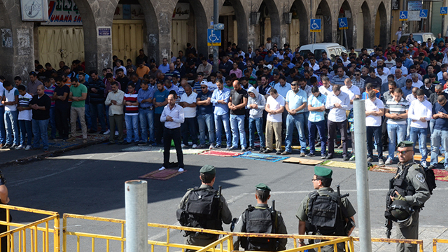 Police and worshippers during Friday prayer services (Photo: Mohammed Shinawi)