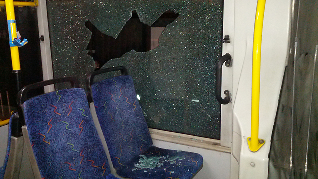 שברי חלון אוטובוס שנפגע מיידוי אבנים בירושלים ()