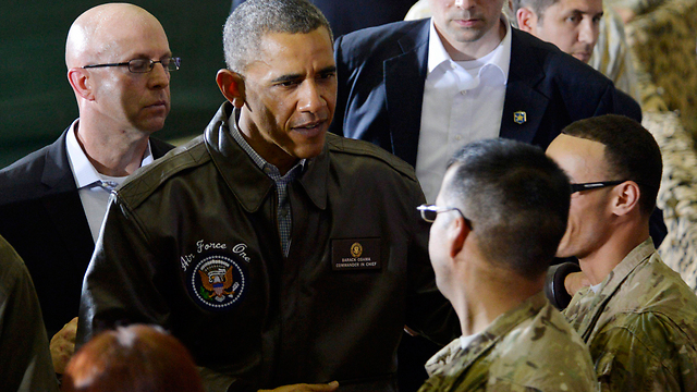 אובמה מבקר חיילים אמריקני באפגניסטן (צילום: EPA) (צילום: EPA)