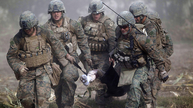 חיילים אמריקנים נושאים חייל פצוע באפגניסטן (צילום: AFP) (צילום: AFP)